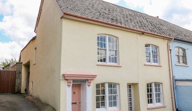 Courtyard Cottage : Sleeps 4 with 2 Bathrooms in Hilltop Village