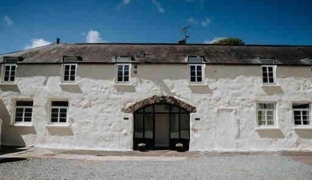 Courtyard Cottage with hot tub and walled garden