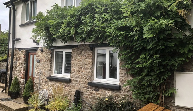 COURTYARD COTTAGE, with a garden in Chittlehampton