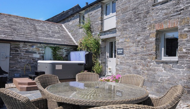 COURTYARD COTTAGE - WITHIN THE HELLAND BARTON FARM COLLECTION in Delabole