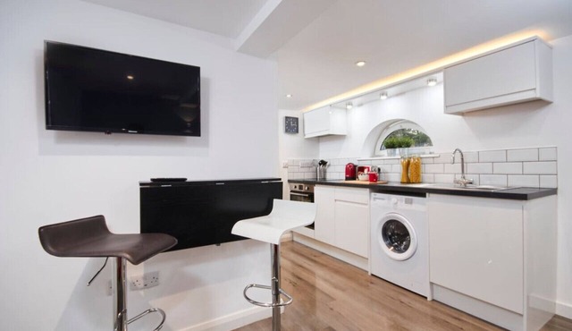 Courtyard Garden Apt Nr EMA Gym & Pool Access