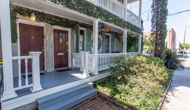 Courtyard on Gaston w/Private Living Area & Murphy Bed by Lucky Savannah