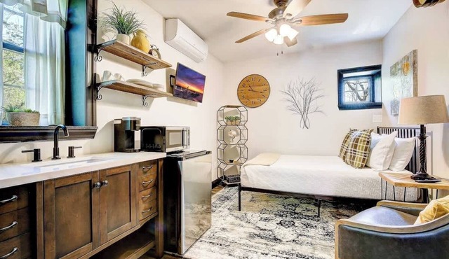 Courtyard Studio at Bancroft Manor. Cozy Retreat!