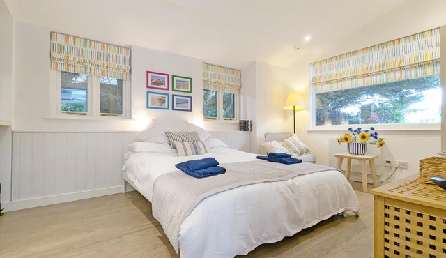 Courtyard Studio - West Ashling - sleeps 2 guests in 1 bedroom