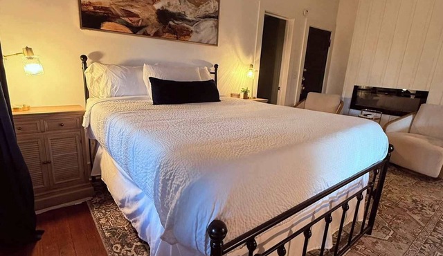 Courtyard Suite – Steps to Mardi Gras & UL