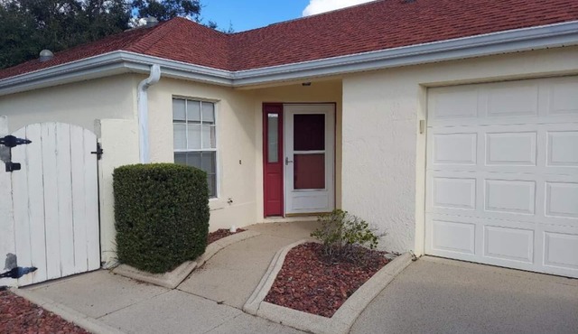 Courtyard Villa with gas golf cart located between two Town Squares!