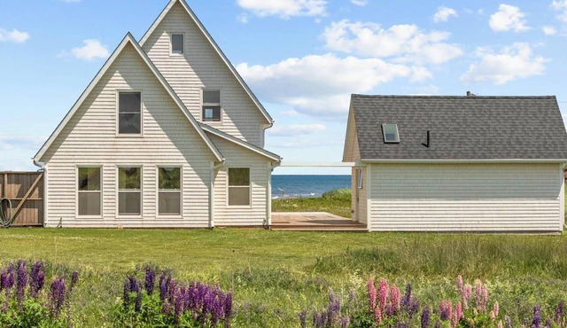 Cousins Shore Beach House - Oceanfront Cottage w/bunkie