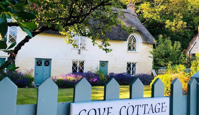 Cove Cottage, Charming Coastal Stay by Iconic Lulworth Cove.