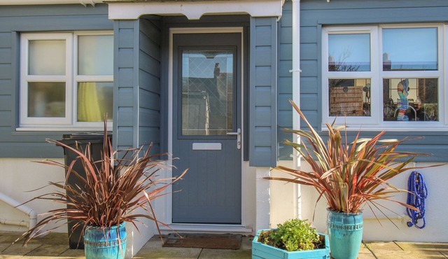 COVE COTTAGE HIDEAWAY, with a garden in Chiswell On Portland