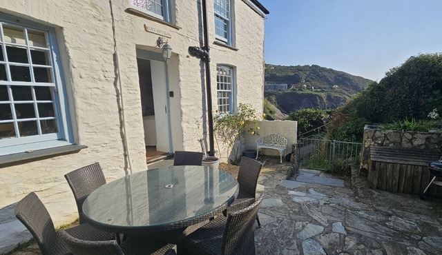 Cove Cottage - sleeps 6 guests in 3 bedrooms