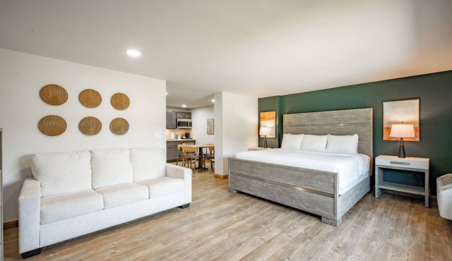 Cove Creek Lodge: 102 Poolside Executive King Suite