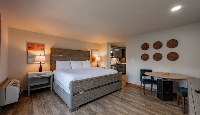 Cove Creek Lodge: 105 Poolside Executive King Suite