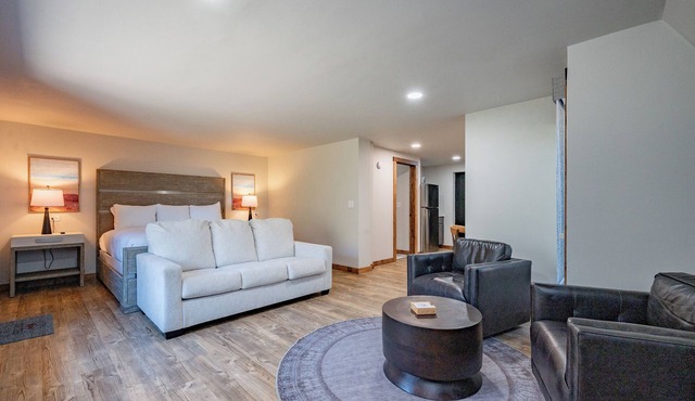 Cove Creek Lodge: 109 Lakeside Executive King Suite