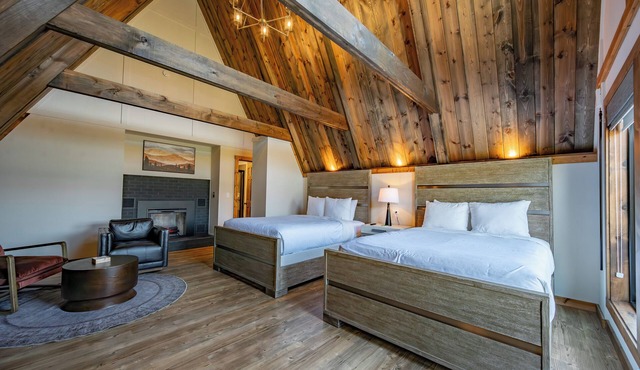 Cove Creek Lodge: 201 Poolside Double Queen Fireplace Room