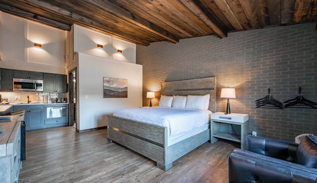 Cove Creek Lodge: 208 King Room ADA Accessible