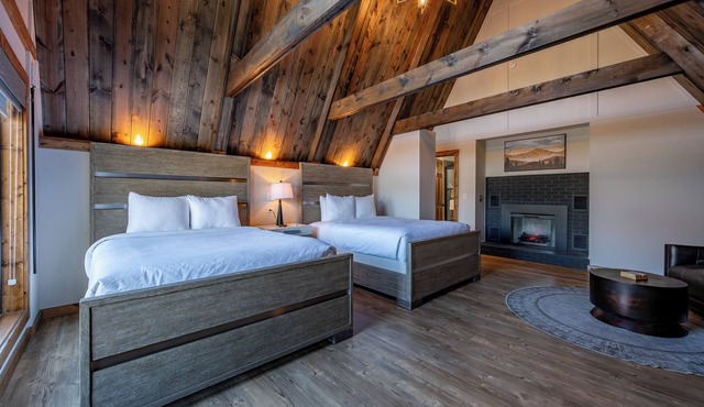 Cove Creek Lodge: 210 Standard Double Queen Fireplace Room