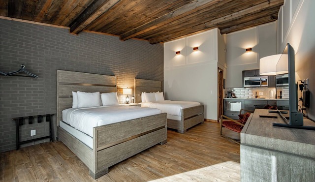 Cove Creek Lodge: 213 Dog Friendly Double Queen Room