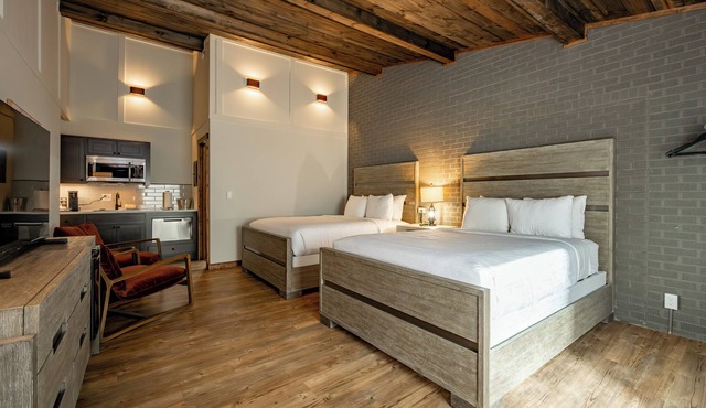 Cove Creek Lodge: 215 Standard Double Queen Room