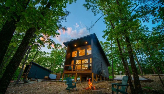 Cove Creek-Modern Cabin Hot Tub, 3 mi. to Buffalo