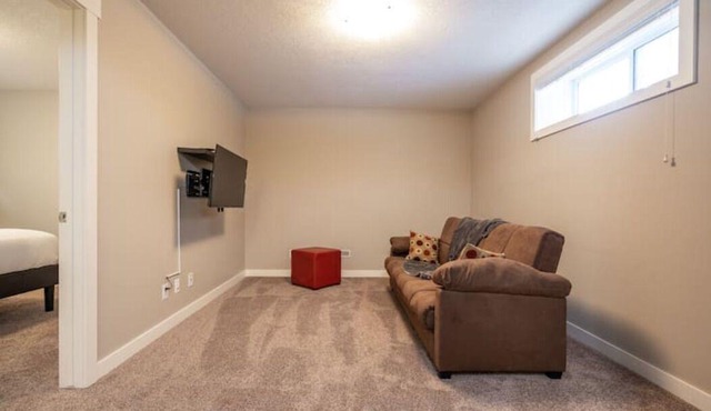 Cove On A Hill - Entire (2Bdrm & Full Bath) Basement Suite