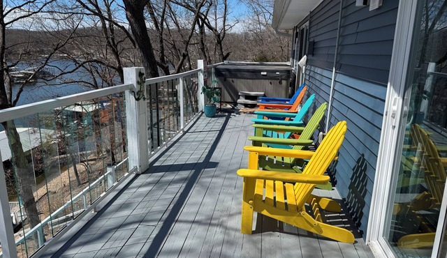 COVE RETREAT LAKEFRONT HOT TUB OUTSIDE BAR PRV DOCK LOCATION FIRE PIT & MORE!