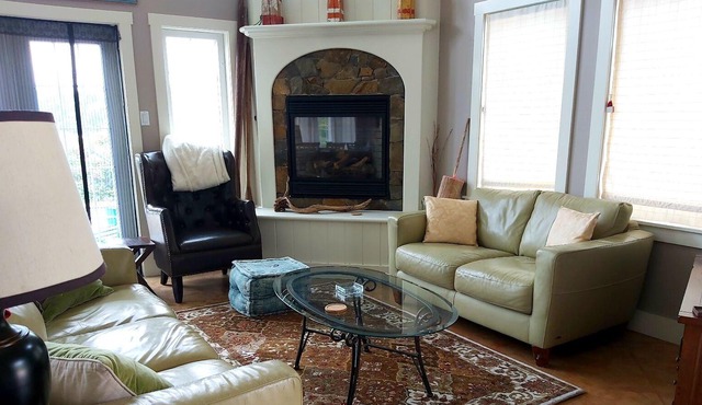 Cove's Mooring -Near Chester NS - Deep Cove -Hubbards