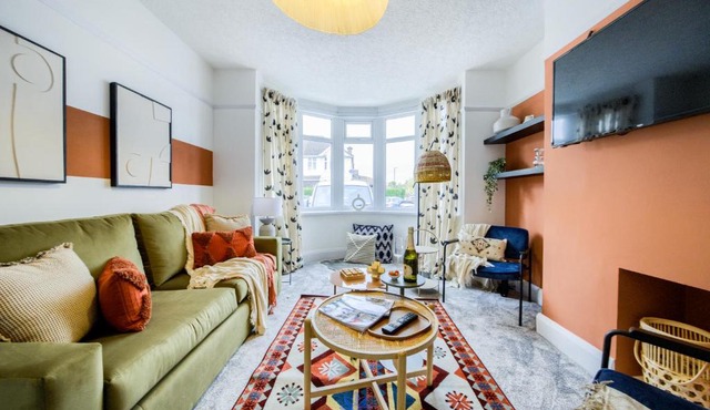 Coventry Stunning House, 3 double beds, Birmingham Airport NEC, Sleeps 7, by EMPOWER HOMES