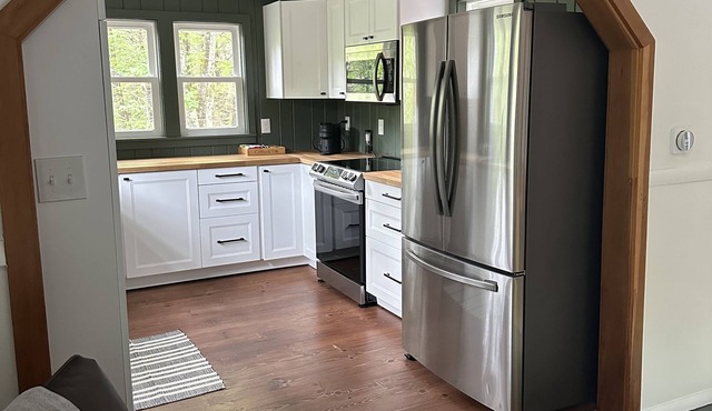 Covered Bridge Chalet. Five minutes to ATTITASH, riverfront property.