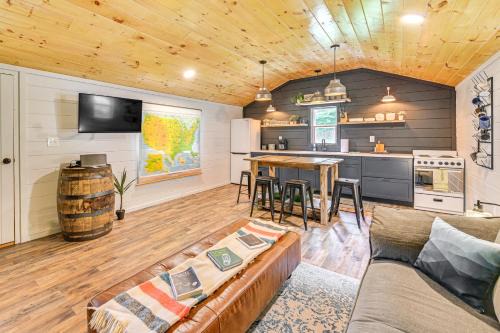 Covered Deck and Hot Tub Cozy Retreat in Campton!