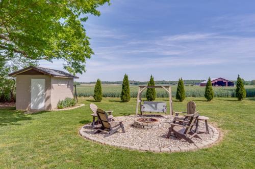 Covered Patio, Fire Pit and Grills Olmstead Getaway