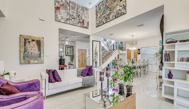Covered Patio & Grill: Colorful McAllen Home