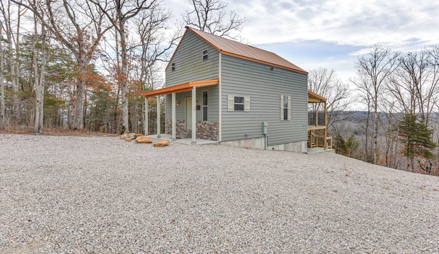Covered Porch & Fire Pit: Cabin in Richland