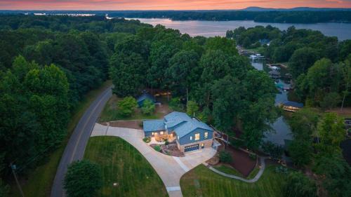 Coves End by AvantStay Dock Game Room Fire Pit Forest Views