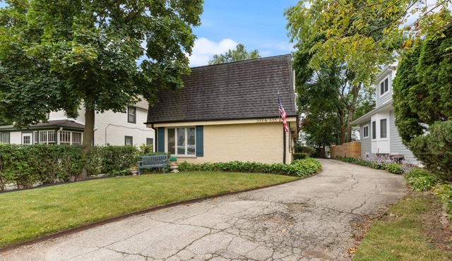 Coveted Location: Downtown Lake Forest 3/2.5 Duplex, Comfy and roomy convenience