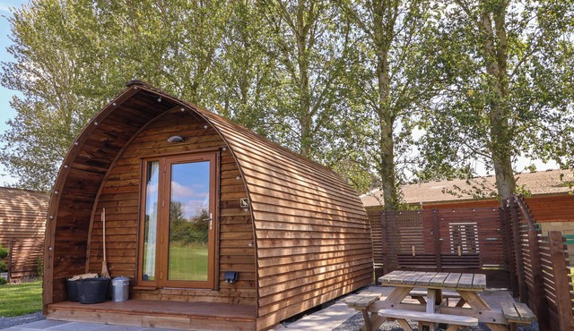 COVEY, pet friendly, character holiday cottage in Bridlington