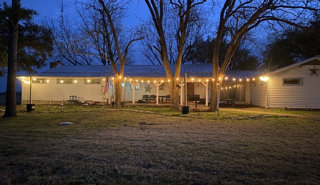 Cow Creek Farmhouse w/Kitchenette spacious quit countryside
