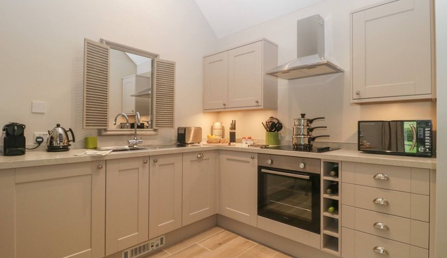 COW DROVE COTTAGE, romantic, character holiday cottage in East Knoyle