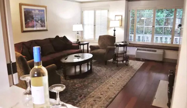 Cow Hollow Inn & Suites