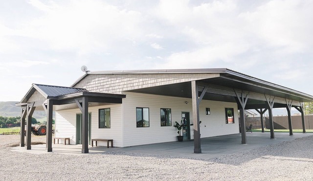 COW PALACE nExperience Rustic Charm and Tranquility at our Old Milk Barn.