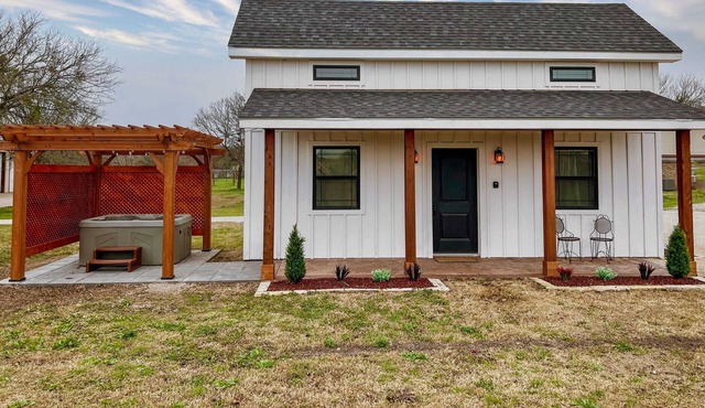 Cowbell Cabin With Hot Tub 15min to Downtown