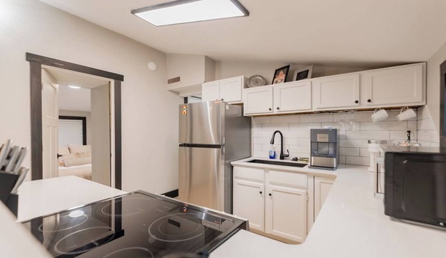 Cowboy Bungalow - Walking Distance to Campus