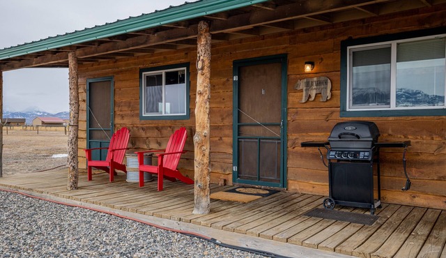 Cowboy Bunkhouse #1- 10 minutes from Cody, Western Charm and Comfort!