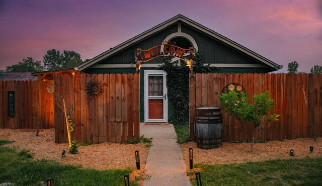 Cowboy Bunkhouse hot tub/lake/farm/nature