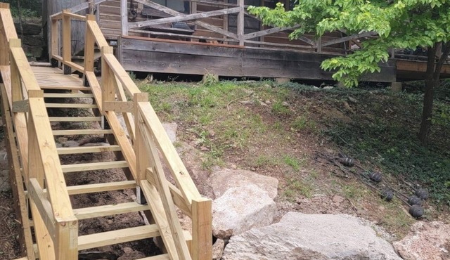 Cowboy Cabin, come sit under the trees