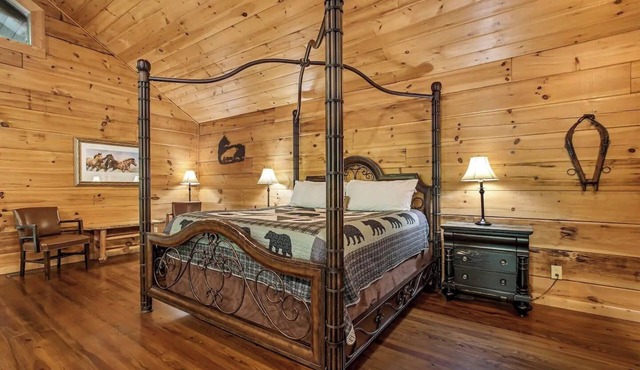 Cowboy cabin. Modern log cabin spacious studio with HOT TUB that will take you back in time.