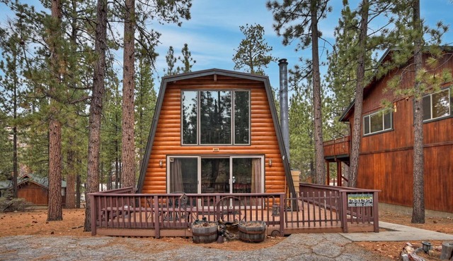 Cowboy Chic by Destination Big Bear : Pool Table! Outdoor Hot Tub! Wood Burning Fireplace! WiFi! Cable! BBQ! Large Yard!