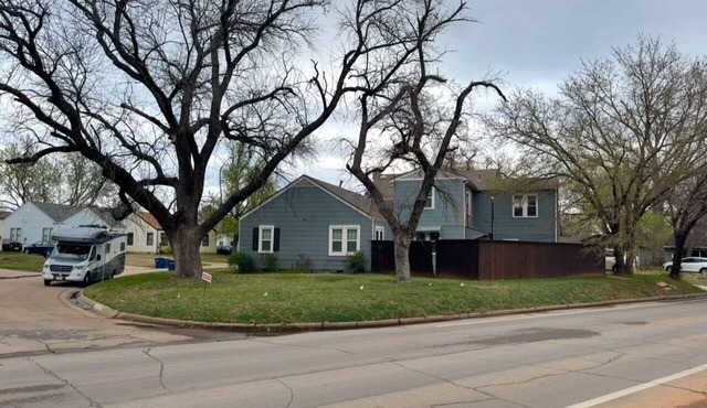 Cowboy Getaway.Spacious 4-bedroom house next to campus on University Drive