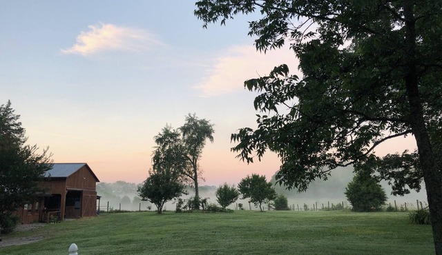 Cowboy guest house on the farm -bring your dog ! Work from here.