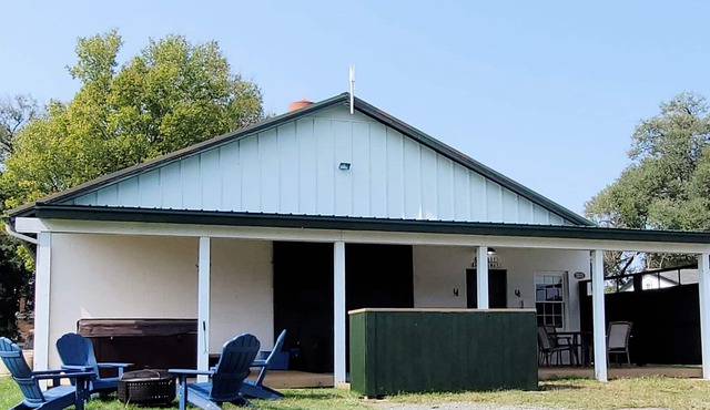 Cowboy hide-a-way cottage with hot tub on historic farm close to everything