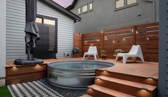 Cowboy Pool + Walk to Square | Sleeps 8